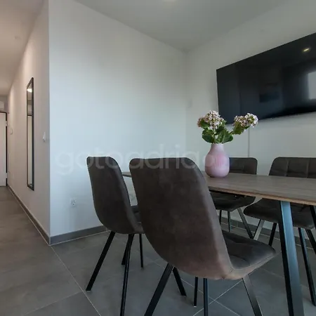 Sea View Diana 公寓